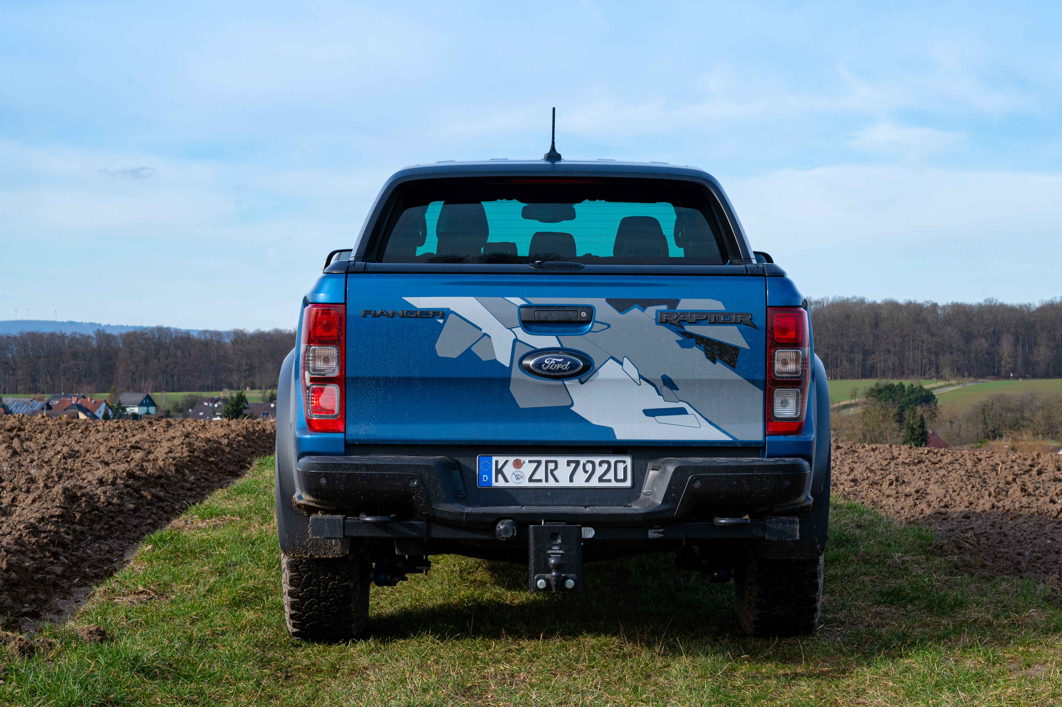 Der Ford Ranger Raptor kommt dank Sonderausstattung und Designfeatures besonders martialisch herüber. Foto: © Martin Bärtges