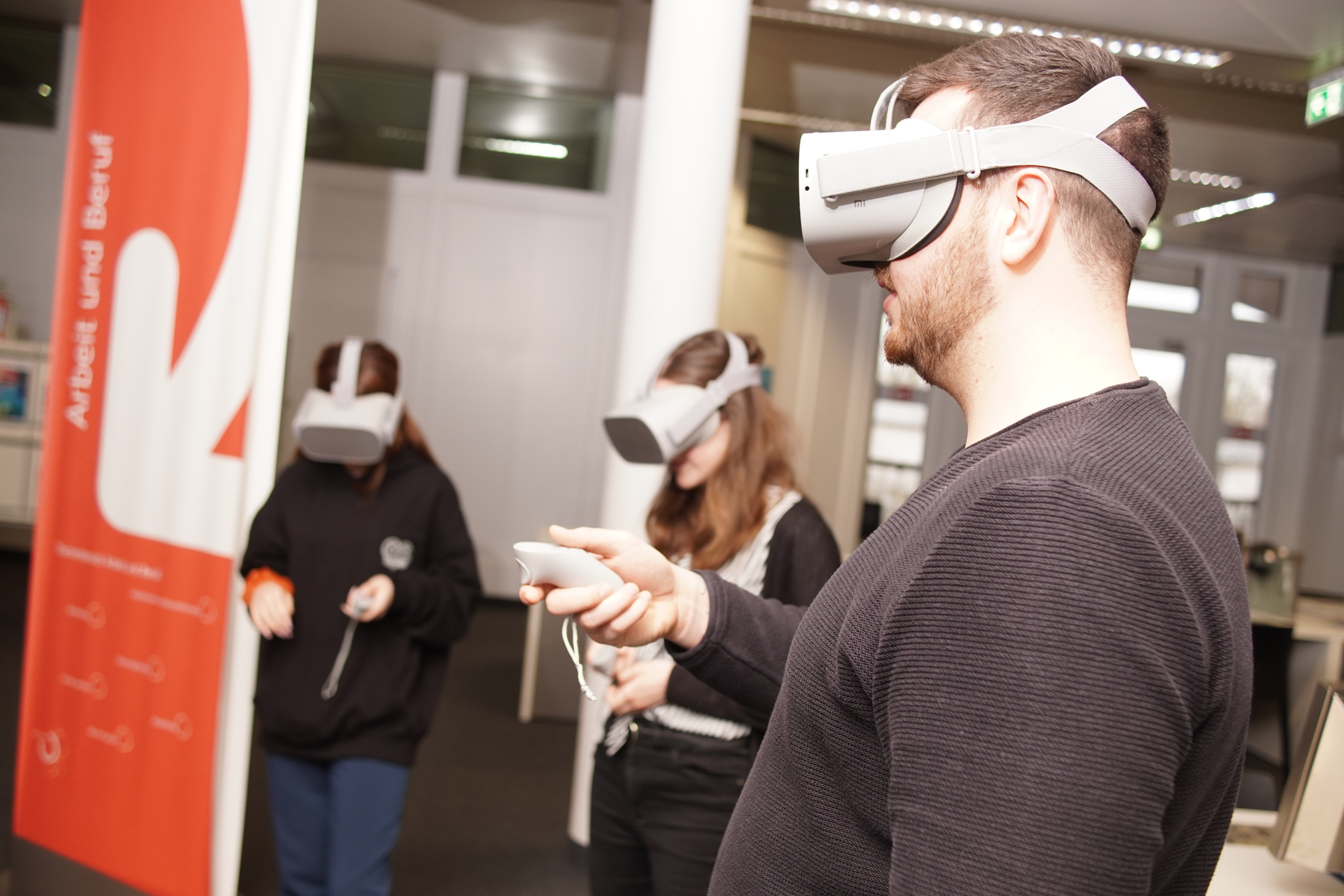 Berufsberatung mit VR-Brillen: Im Berufsinformationszentrum der Arbeitsagentur Duisburg können Schülerinnen und Schüler verschiedene Ausbildungsberufe in VR kennenlernen. Foto: © Agentur für Arbeit Duisburg