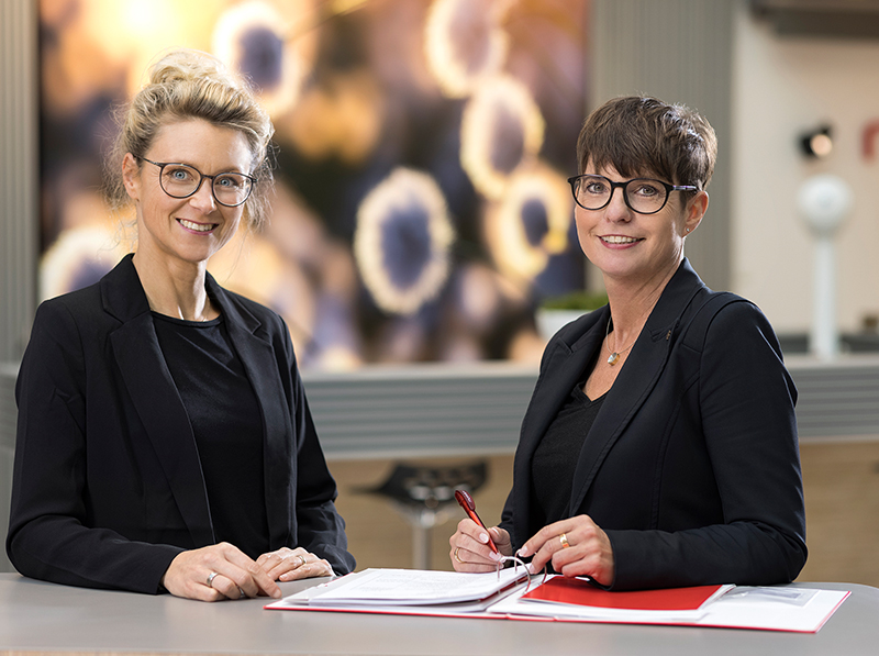 Laut Heike Reinermann (rechts) sollte man junge Menschen früh dabei unterstützen, die richtige Berufswahl zu treffen. Nicole Küwen, stellvertretende Personalleiterin, betreut die Auszubildenden und weiß, wie wichtig es ist, Nachwuchskräfte gründlich über Ausbildung und Karriere zu informieren. Foto: © Markilux