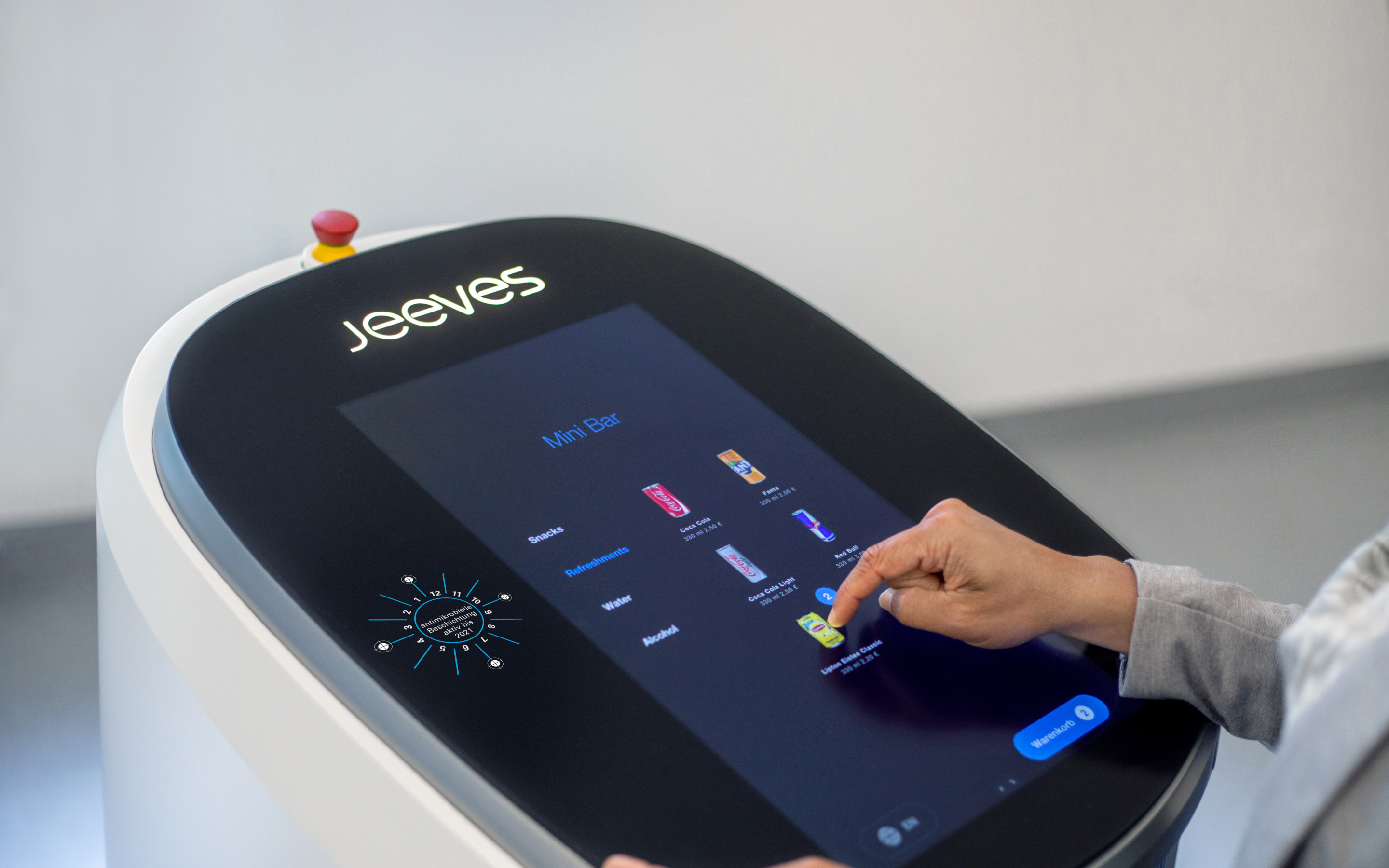 Jeeves bringt die gekühlten Getränke direkt zum Gast. Der mobile Roboter ersetzt Fachkräfte dort, wo Personalmangel herrscht. Foto: © Robotise