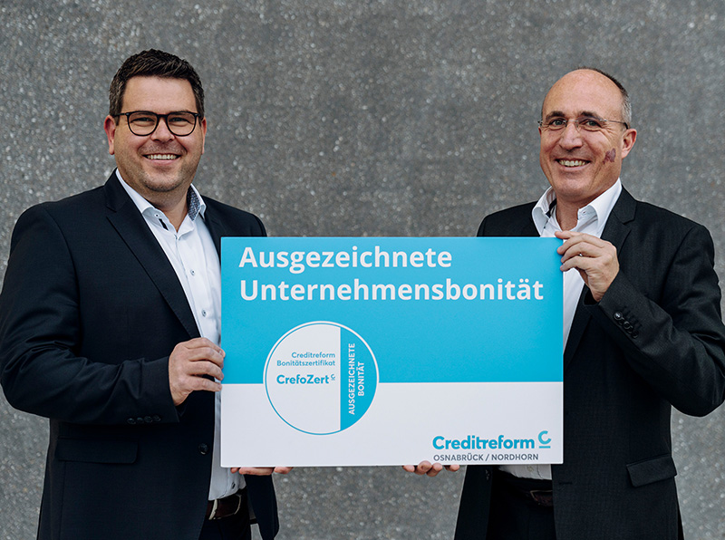 Solarlux-Finanzchef Jens Krenitz (links) nimmt das neue Crefo-Zert entgegen, überreicht von Armin Trojahn. Foto: © Solarlux