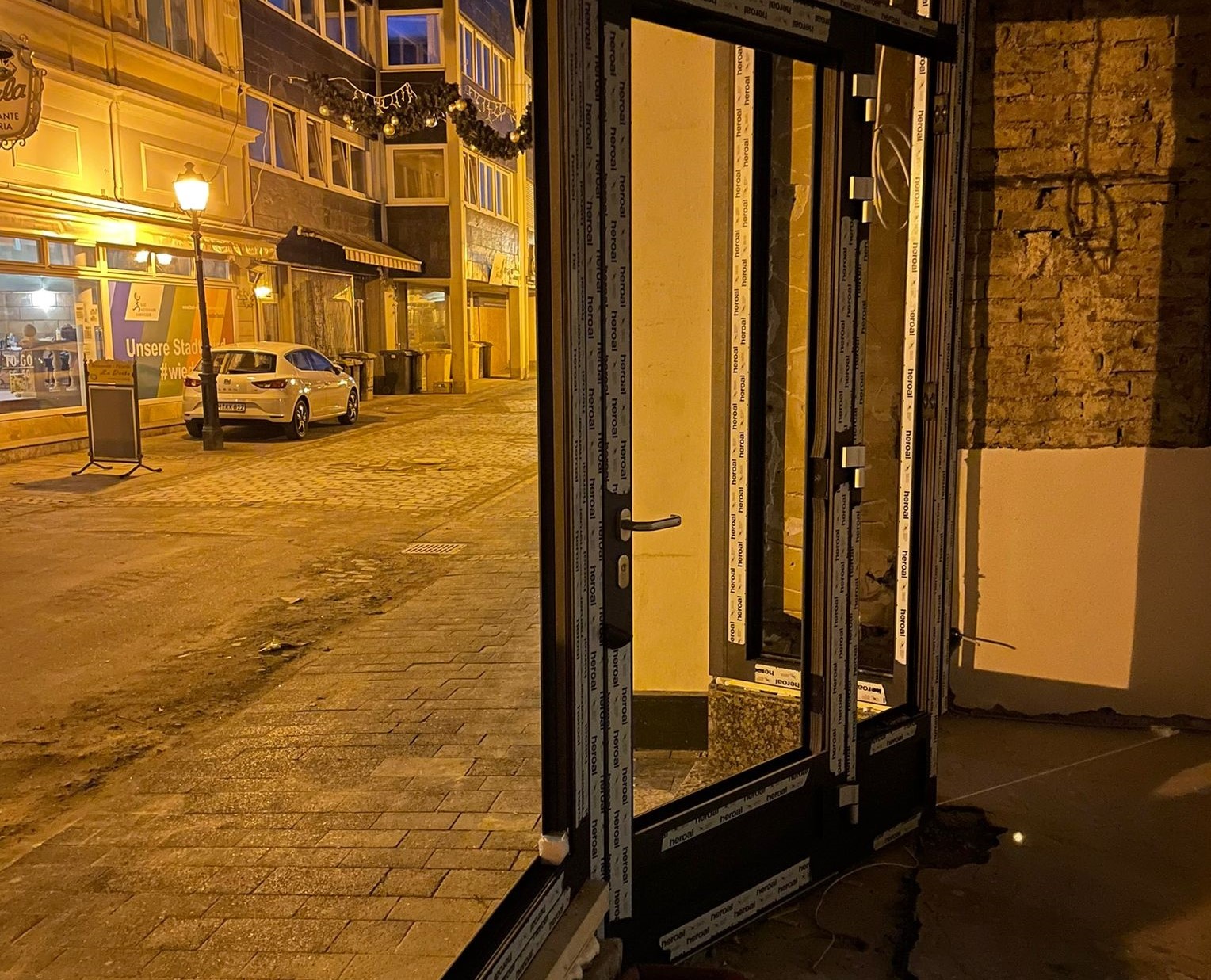 Eine neue Fensterfront: Die Flutmassen haben die Filiale der Bäckerei Schmitz in Ahrweiler im Juli überflutet. Der gesamte Verkaufsraum musste saniert werden. Foto: © Zentralverband des Bäckerhandwerks