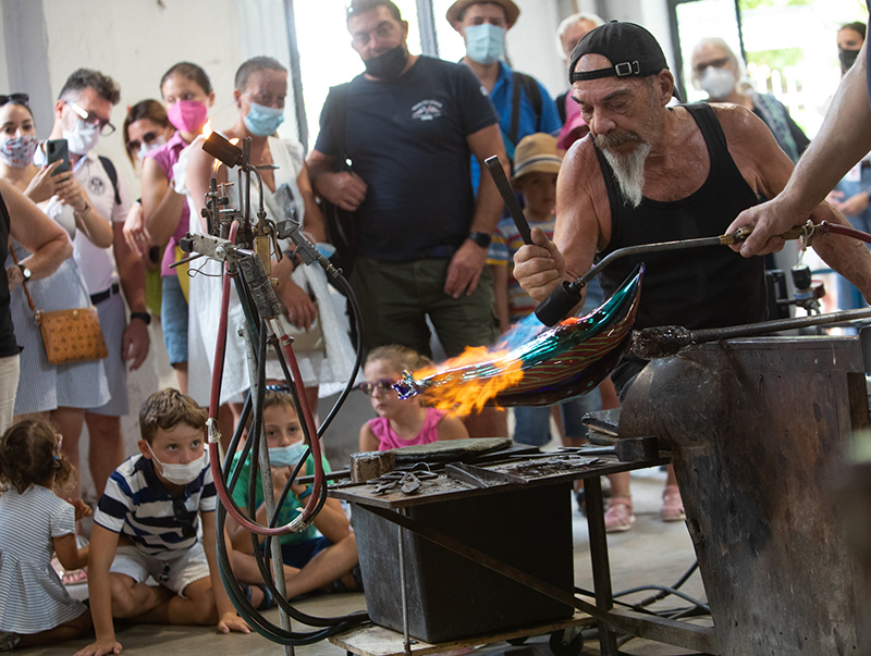 Venedig ist dank der 1000-jährigen Glasmachertradition, die auf der Insel Murano von Generation zu Generation weitergegeben wird, die Stadt des künstlerischen Glases schlechthin. Bei The Venice Glass Week dreht sich alles um die Kunst der handwerklichen Glasgestaltung. Foto: © The Italian Glass Weeks