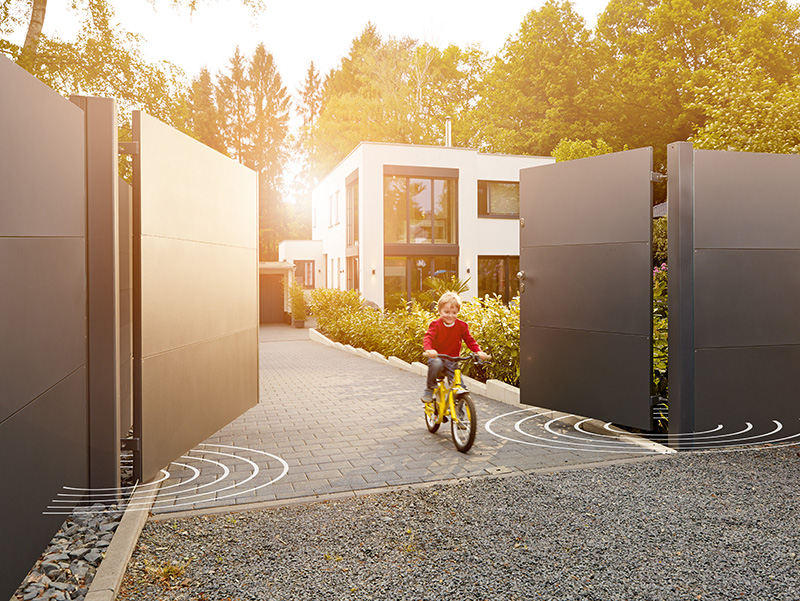 Smarte Außentorantriebe erleichtern den Alltag rund ums Eigenheim. Foto: © LiftMaster / Chamberlain