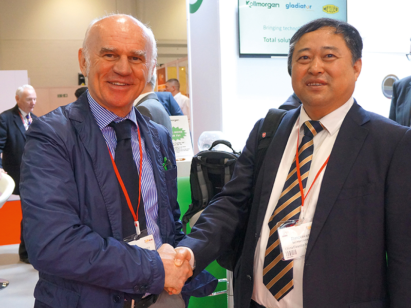 Ein wichtiger Handschlag auf der Liftex 2019 zwischen ELA-Präsident Roberto Zappa und CEA-Generalsekretär Zhang Lexiang. Die beiden Verbände hatten in diesem Jahr in Peking eine Zusammenarbeit vereinbart. Foto: © Ulrike Lotze