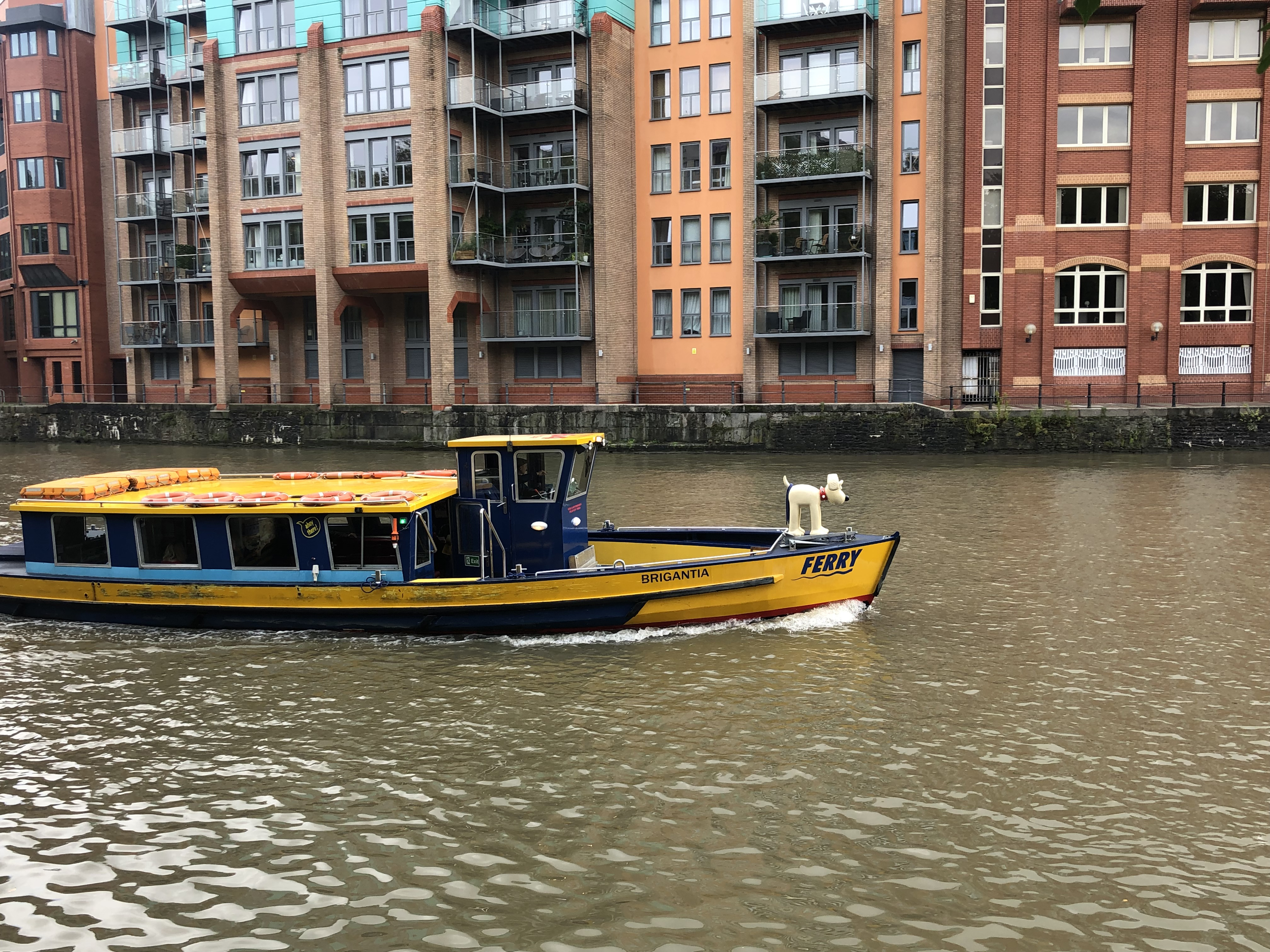 Der Hund Gromit als Gallionsfigur auf einem der gelb-blauen Wasser-Taxis in Bristol. Foto: © DHB
