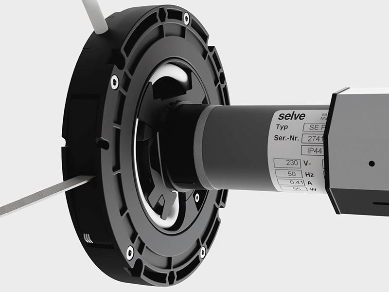 In einem Notfall macht die Lösung bei motorisierten Rollläden den Weg nach draußen frei – ganz einfach durch Zug am Gurt. Foto: © Selve