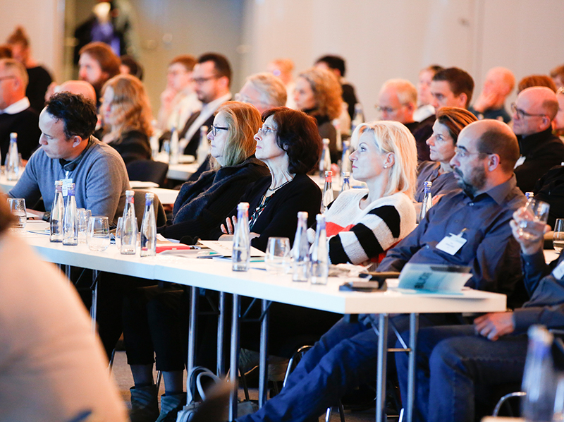Im Kongressprogramm wird es um aktuelle Entwicklungen rund um die Herstellung, Veredlung und Anwendung von Glasprodukten gehen. Foto: © Messe Düsseldorf, Constanze Tillmann