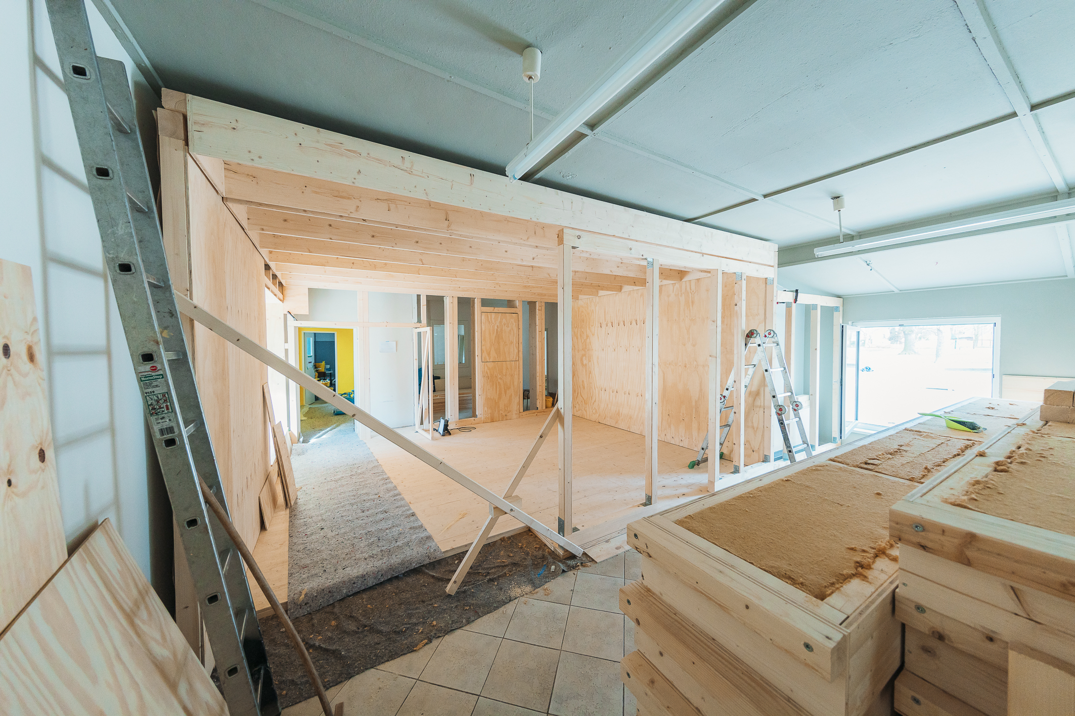 Zu den Aufgaben der Studierenden und Handwerker gehörte es, prototypische Holz(Ein-)Bauten für eine zukünftig flexible Raumnutzung zu entwickeln. Foto: © Sto Stiftung/Christoph Große
