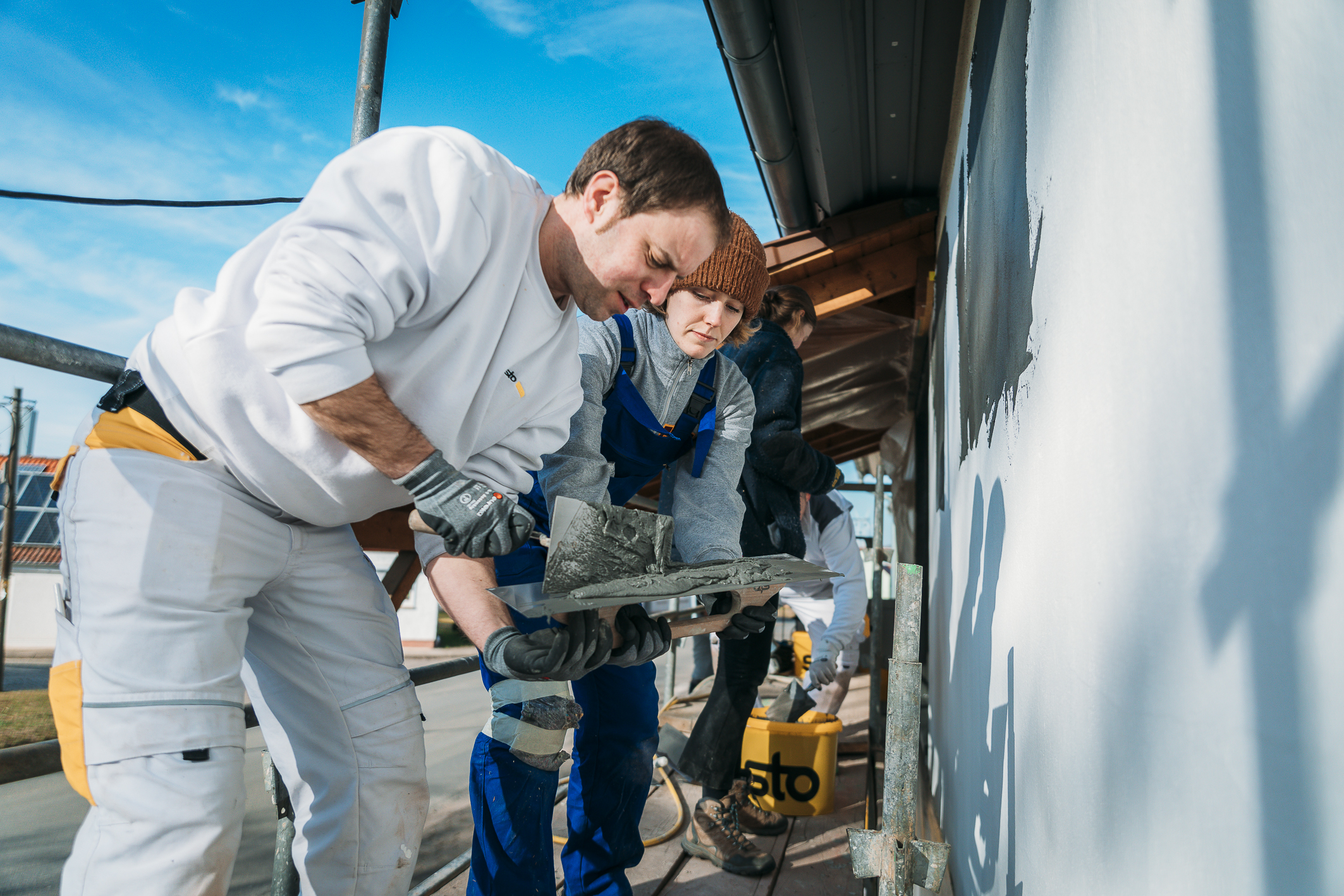 Handwerker und Studierende arbeiten in Sundhausen zusammen. Foto: © Sto Stiftung/Christoph Große