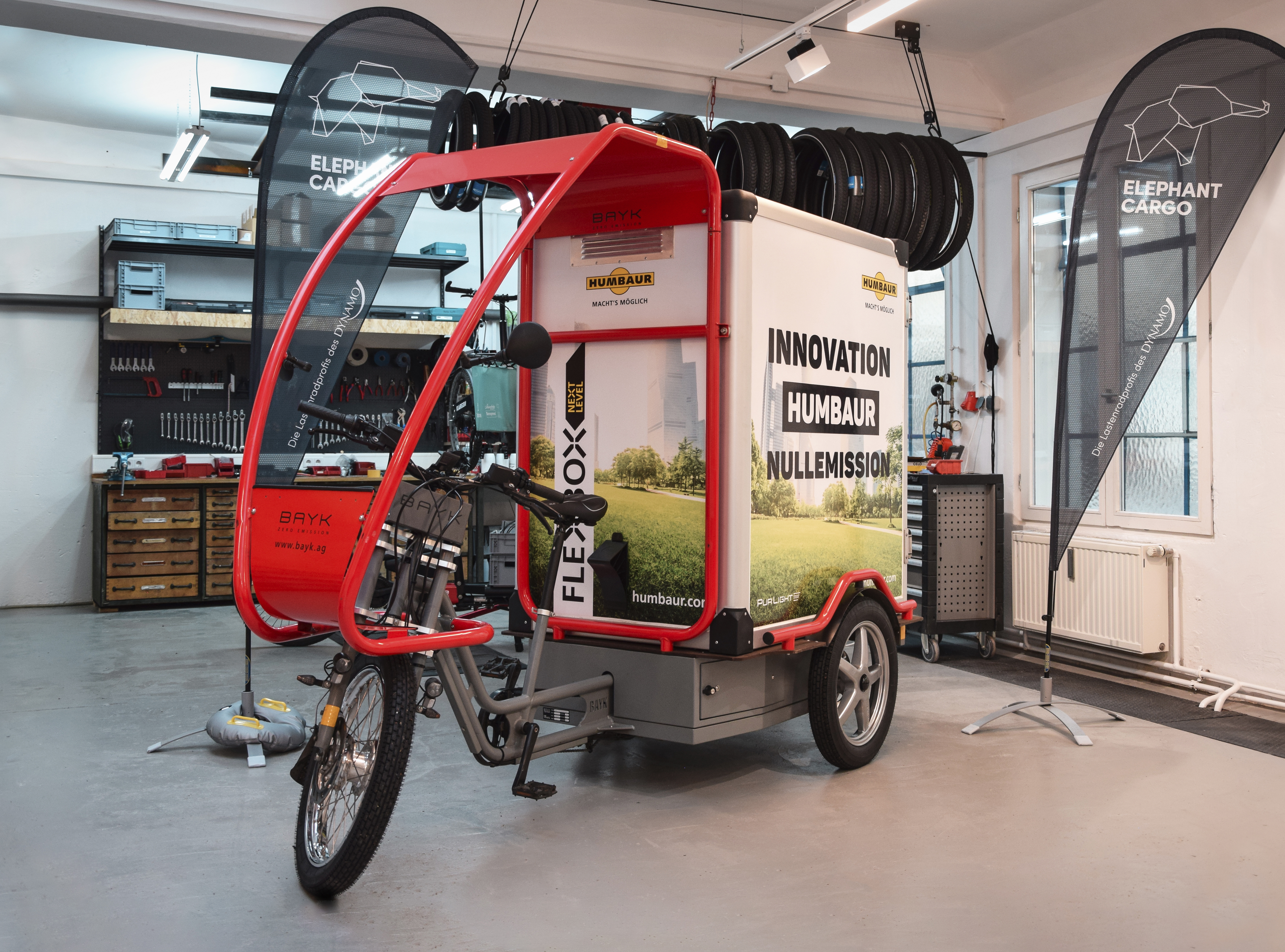 In vielen Fällen kann ein Lastenrad das Auto ersetzen. Etwa das Bring von Bayk aus Regensburg mit dem FlexBox Kofferaufbau von Humbaur. Der bietet Platz für eine Europalette. Nettopreise: Ab 8.058,82 Euro für das Bike, ab 1.336,13 Euro für die Cargobox. Foto: © Humbaur