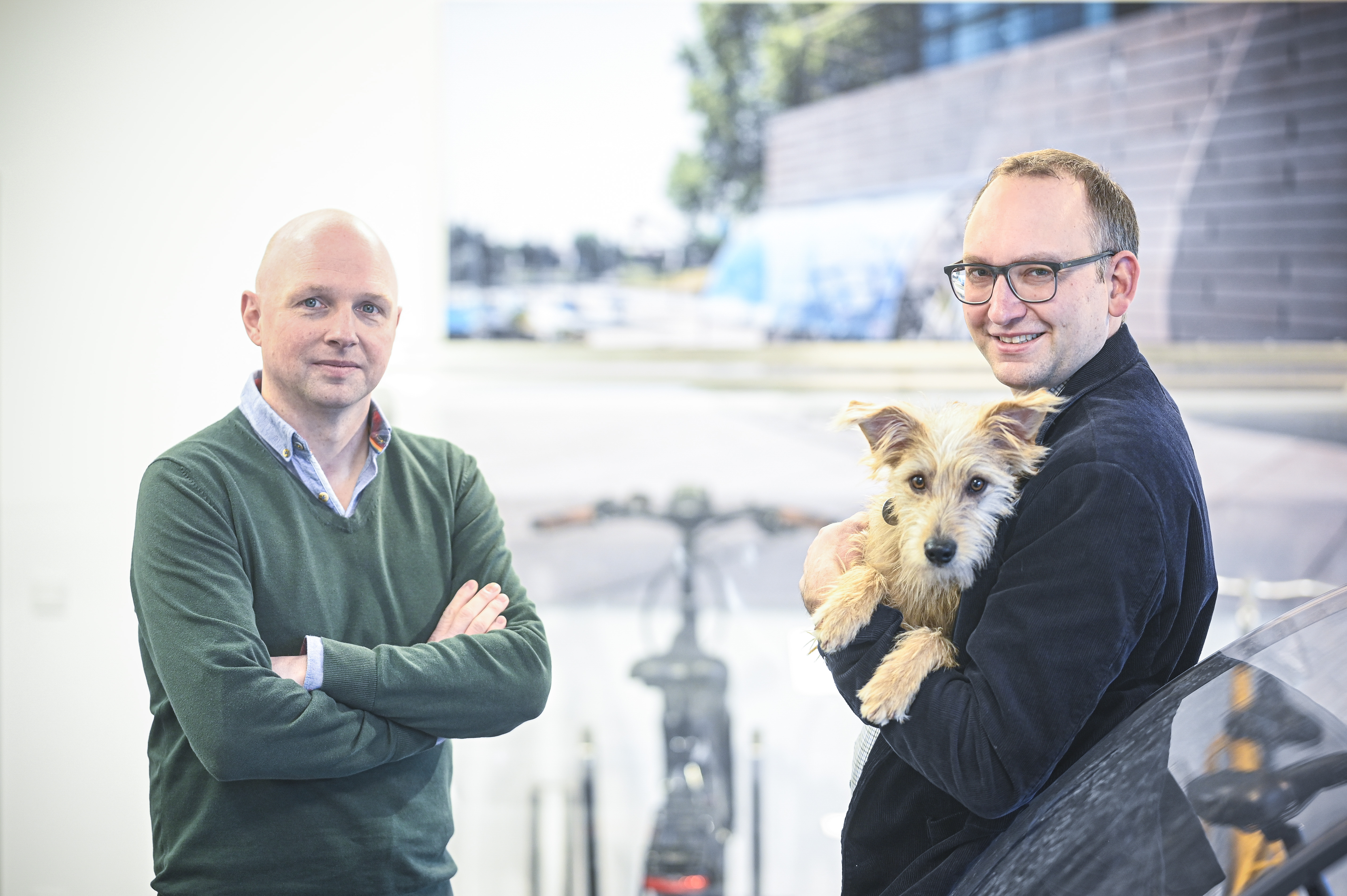 Ob Mensch oder Vierbeiner. Für Jan Meerheim (r.) und Steffen Aupers (l.) gehört es zum Selbstverständnis des Unternehmens, dass in der Produktion und im Umgang mit den Mitarbeitern die unternehmerische Verantwortung das Wohl aller berücksichtigt. Foto: © Cervotec