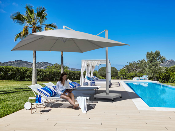 Durch das seitlich am Mast schließende Schirmdach ist diese Lösung besonders platzsparend. Foto: © Caravita