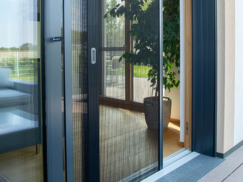 Plissee-Schiebetüren eignen sich vor allem dann, wenn das Raumangebot begrenzt ist. Foto: © BVST