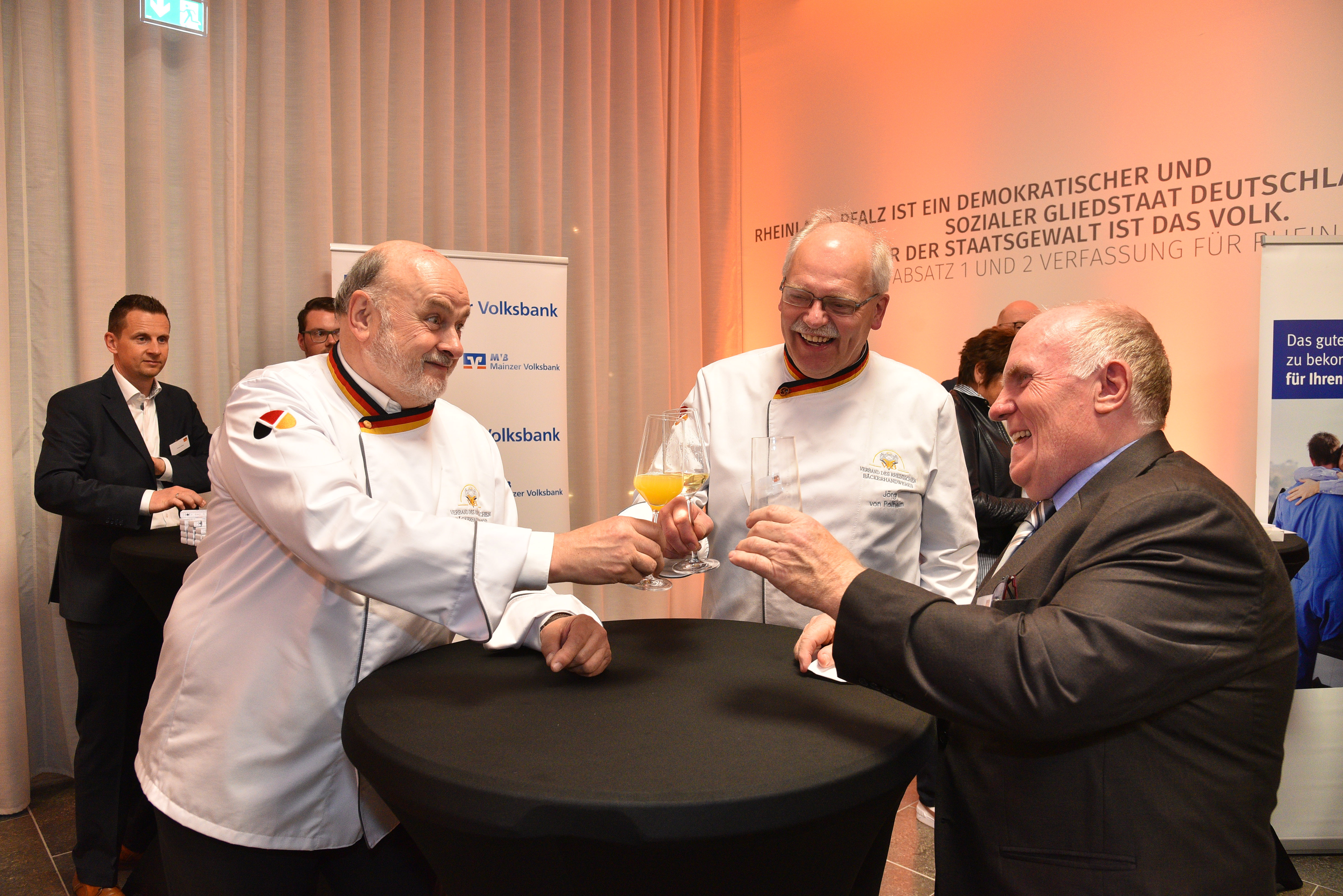 Vor und nach den Grußworten und Vorträgen gab es für die Vertreter des Handwerks ausreichend Gelegenheit, mit den Vertretern der Landespolitik und auch untereinander ins Gespräch zu kommen. Foto: © Kristina Schäfer