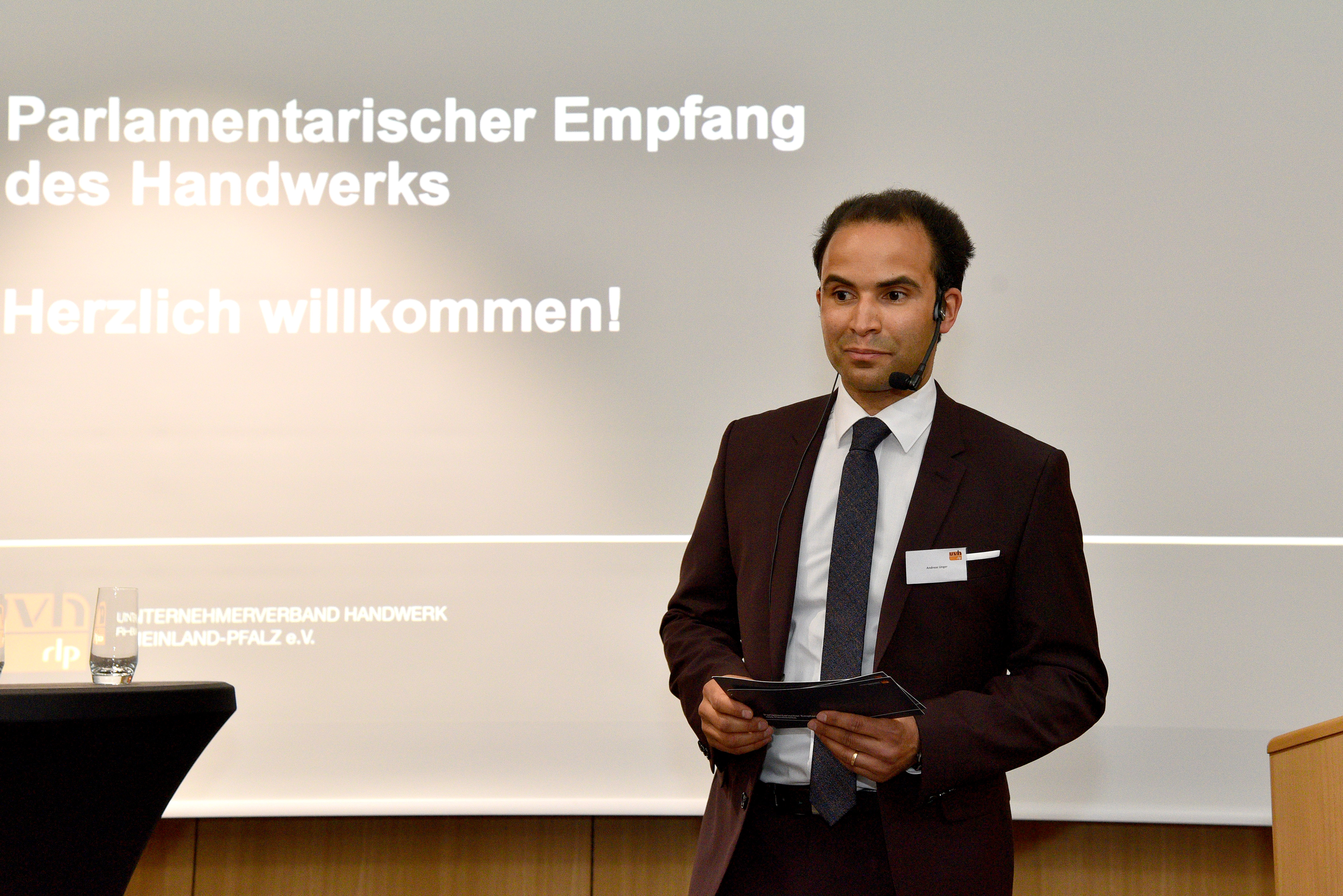 Andreas Unger, Geschäftsführer des Unternehmerverbands Handwerk, führt durch den Abend. Foto: © Kristina Schäfer