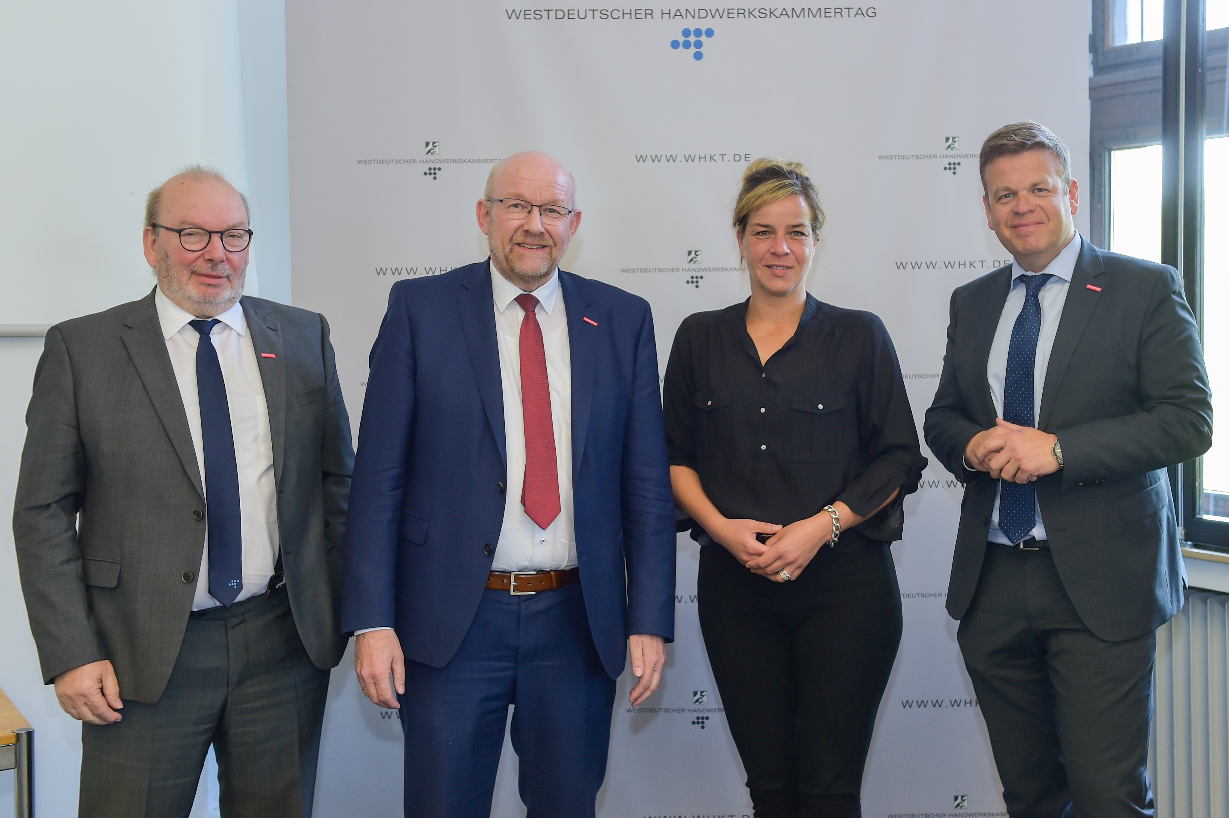Mona Neubaur (2. v. r.) gemeinsam mit WHKT-Vizepräsident Felix Kendziora (l.), Berthold Schröder (2. v. l.) und Hauptgeschäftsführer Matthias Heidmeider (r.). Foto: © WHKT