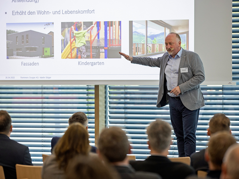 Martin Stöger stellte die Remmers Produktinnovationen für den Bereich Fensterbau vor. Foto: © Remmers, Löningen