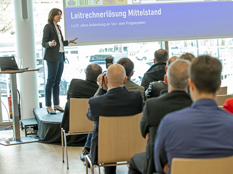 Claudia Max-Heine erläuterte die Möglichkeiten moderner Lackierroboter zur Gestaltung effizienter Beschichtungsprozesse. Foto: © Remmers, Löningen