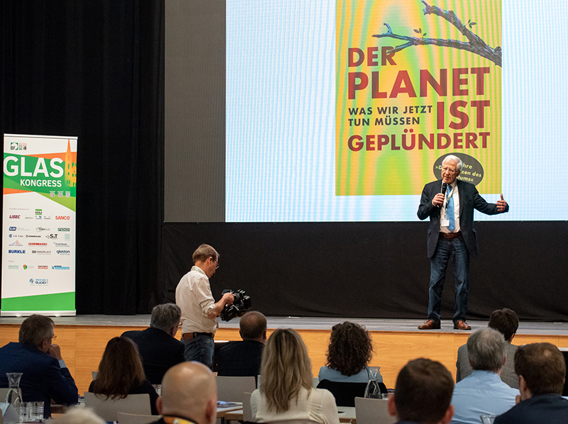 Dr. Franz Alt bei seinem Vortrag: Unser Planet ist geplündert – Was wir jetzt tun müssen. Foto: © BF/Fotografie Joachim Rieger, Köln