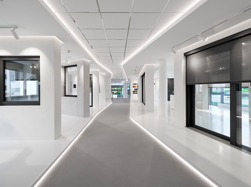 Von Wohn- und Objektbau bis hin zu Designvielfalt und Nachhaltigkeit zeigt der neue Showroom auf rund 440 Quadratmetern Ausstellungsfläche das Produkt- und Serviceportfolio von heroal. Foto: © heroal