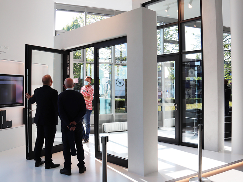 Teilnehmer der Eröffnungsfeier nahmen die Ausstellungsexponate in Augenschein. Hier das neue Brandschutztürsystem FireXtech D 93 FP mit wählbaren Feuerwiderstand von 30, 60 oder 90 Minuten. Foto: © Vössing