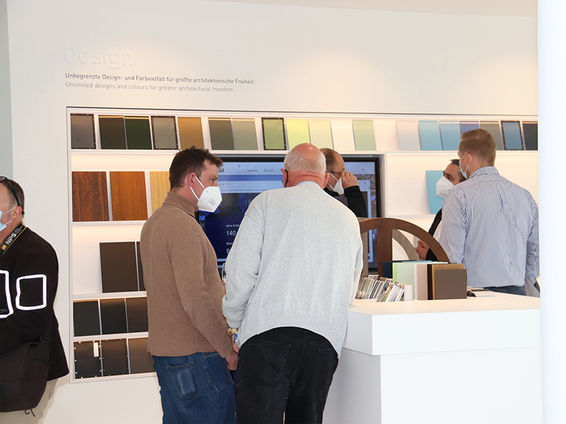 In diesem Ausstellungsbereich wird deutlich, dass die Design- und Farbvielfalt bei heroal Produkten nahezu unbegrenzt ist. Foto: © Vössing