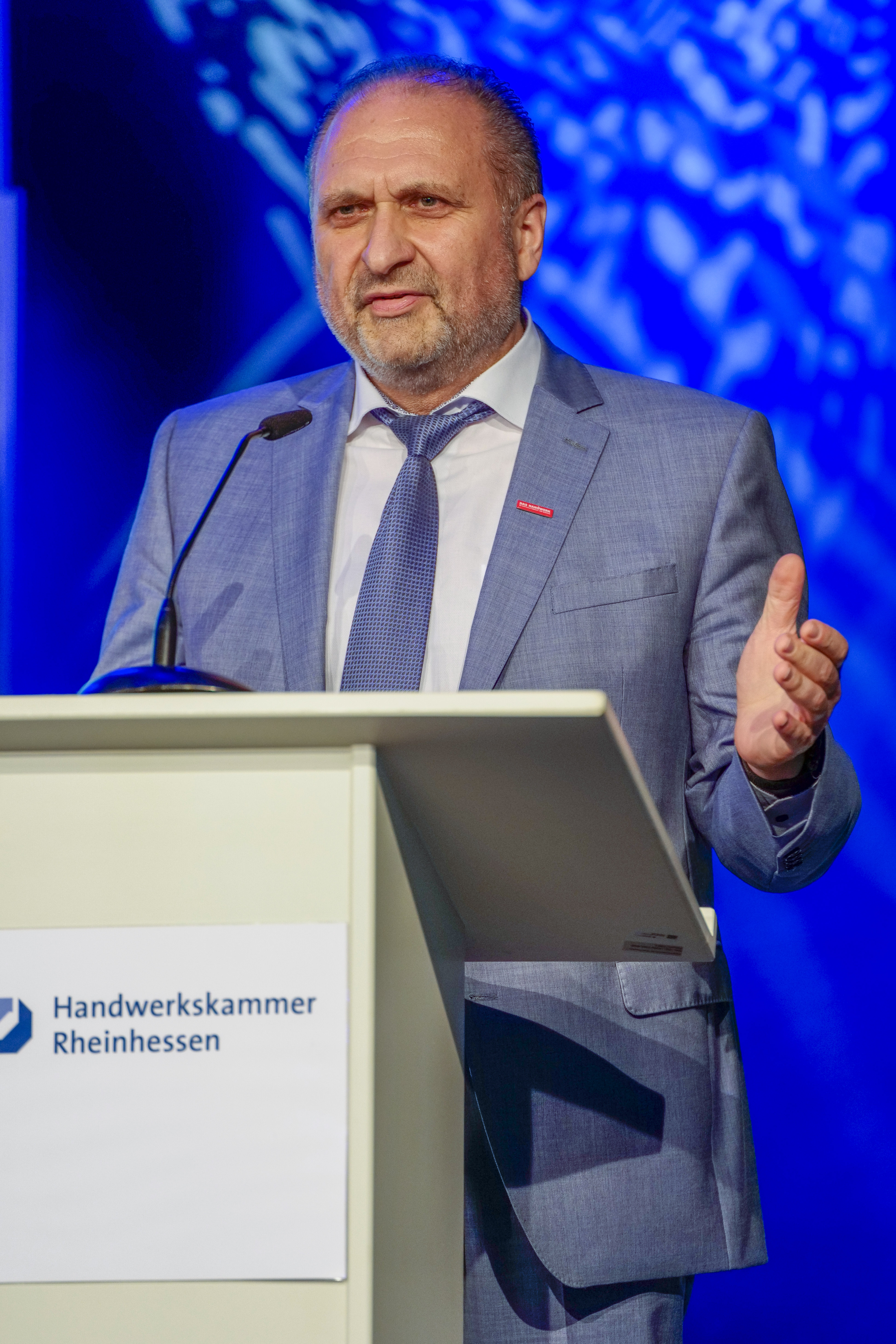 ZDH-Präsident Hans Peter Wollseifer würdigt die Leistung der jungen Meister. Foto: © Stefan Sämmer