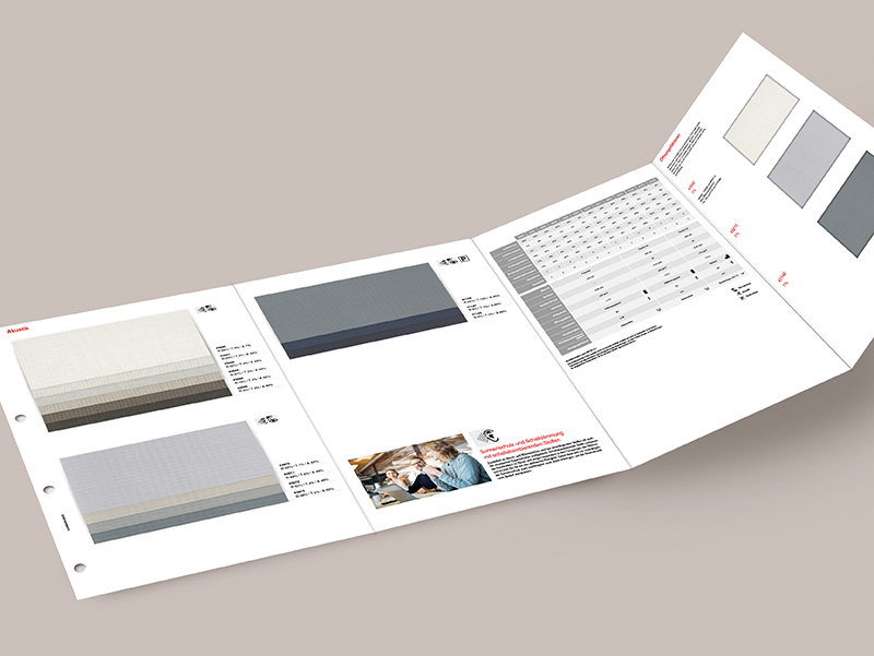 Die zwölf aufklappbaren Farbkarten ermöglichen einen schnellen Vergleich der unterschiedlichen Stoffe und deren technischen Eigenschaften. Foto: © Warema