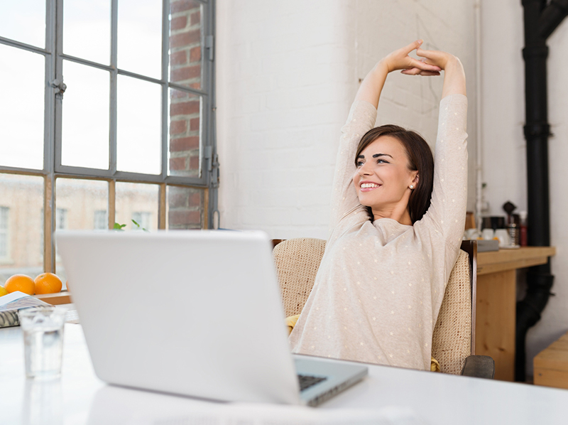 Das Durchlüften der Büroräume sollte man auf die kühlen Morgenstunden verlegen und die Fenster ansonsten besser geschlossen halten. Foto: © Shutterstock/ESB Professionel