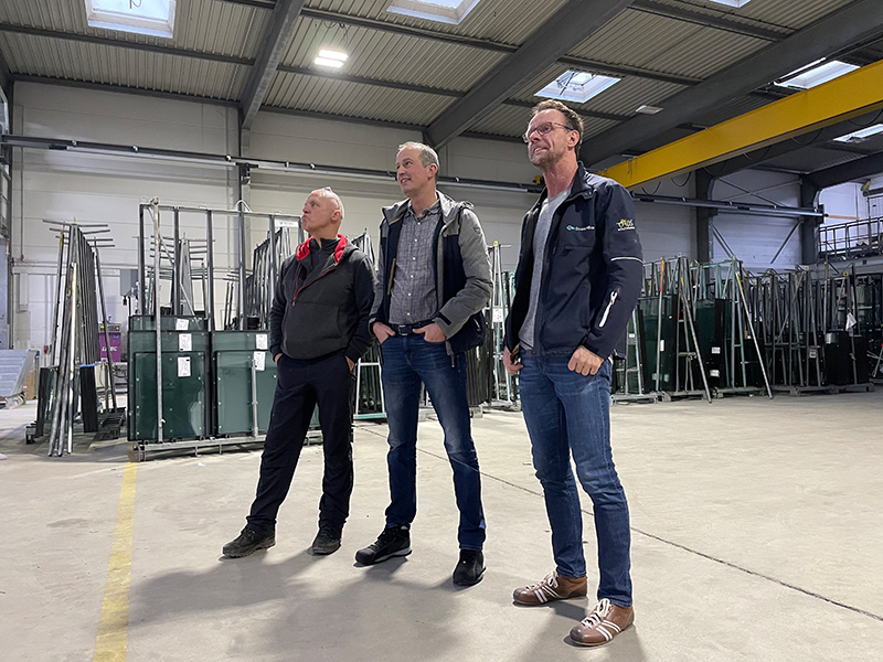 Mit den Geschäftsführern Andreas Häger (Vestaxx), Paco Schüt (Schüt-Duis) und Peer Gehrmann (Talishaus) (v.l.n.r.) haben drei überzeugte Befürworter moderner Energieeinsparung zusammengefunden. Foto: © Schüt-Duis