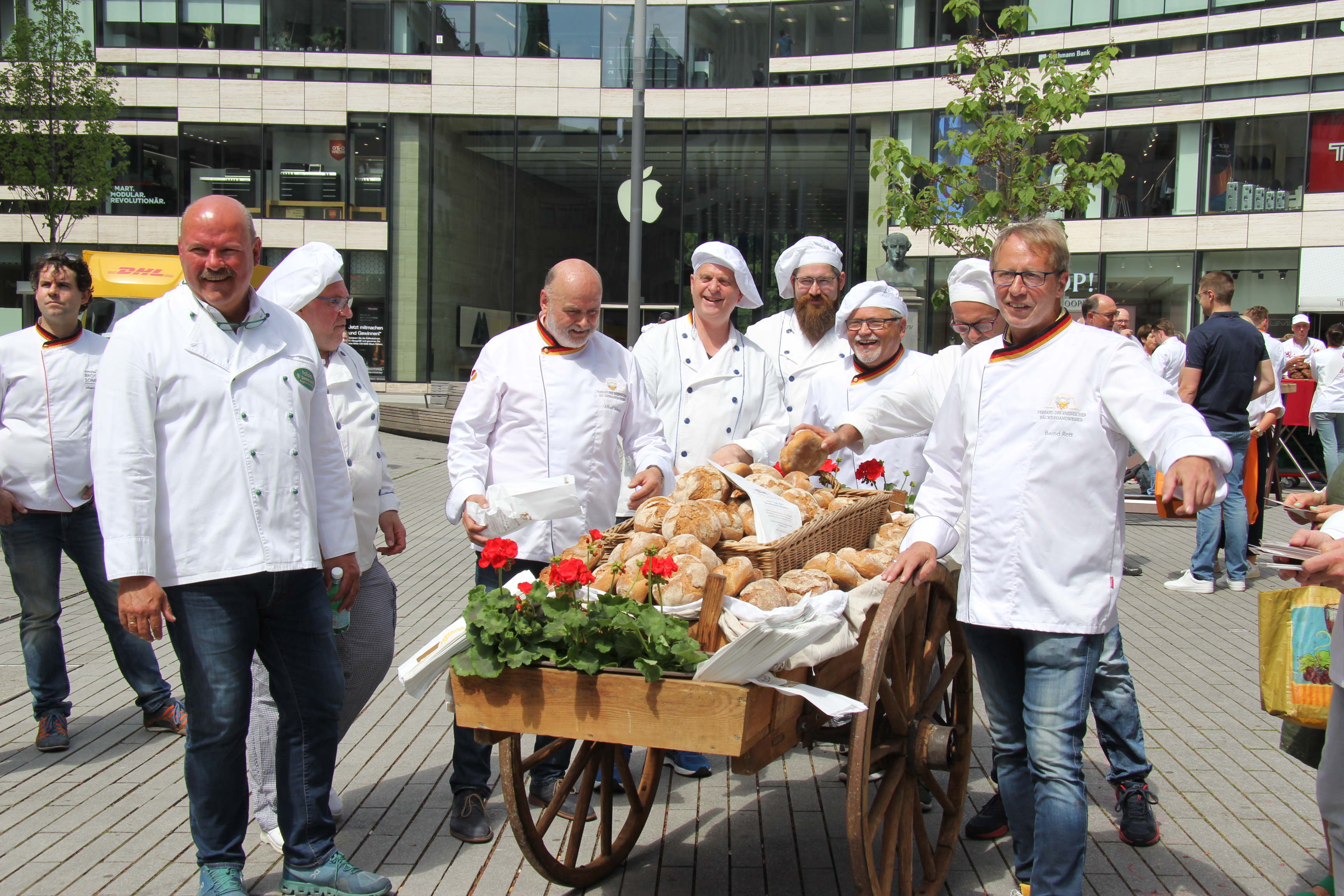 Handwerksbäcker verteilten in Düsseldorf 3.000 Brote. Foto: © Patrick Najda, Bäckerinnungs-Verband Westfalen-Lippe