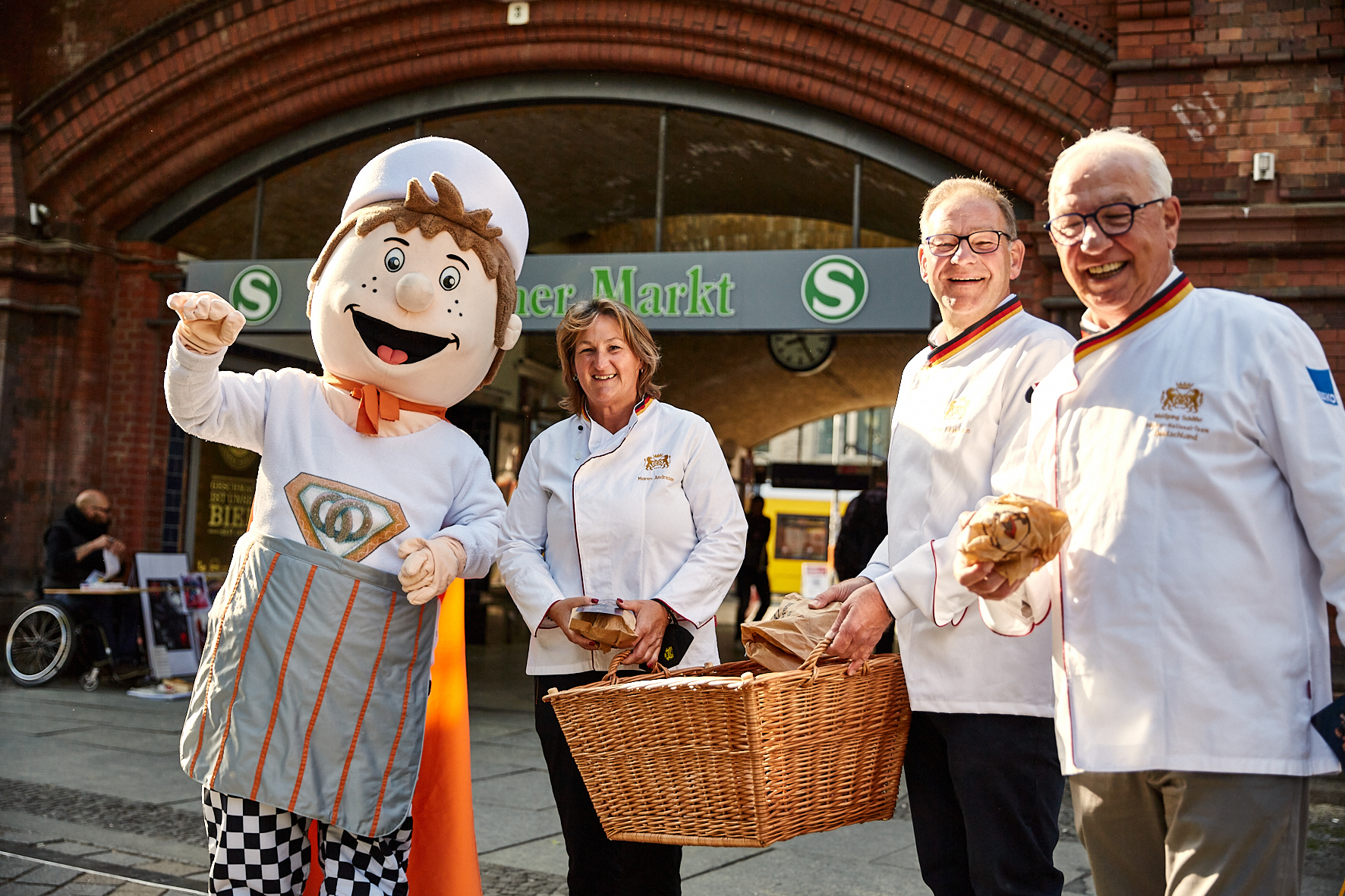 Auch am Hackeschen Markt in Berlin verteilen die Bäcker Brot. Foto: © Zentralverband des Deutschen Bäckerhandwerk
