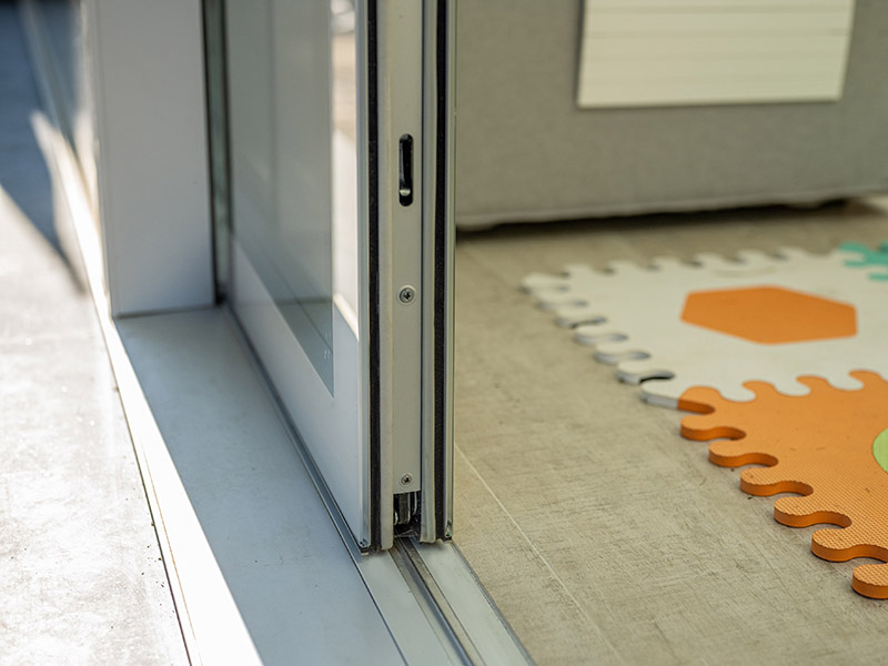 Bei den Ganzglasflügeln bildet speziell gehärtetes, eisenarmes und umweltzertifiziertes Glas flächenbündige Oberflächen. Foto: © Clara