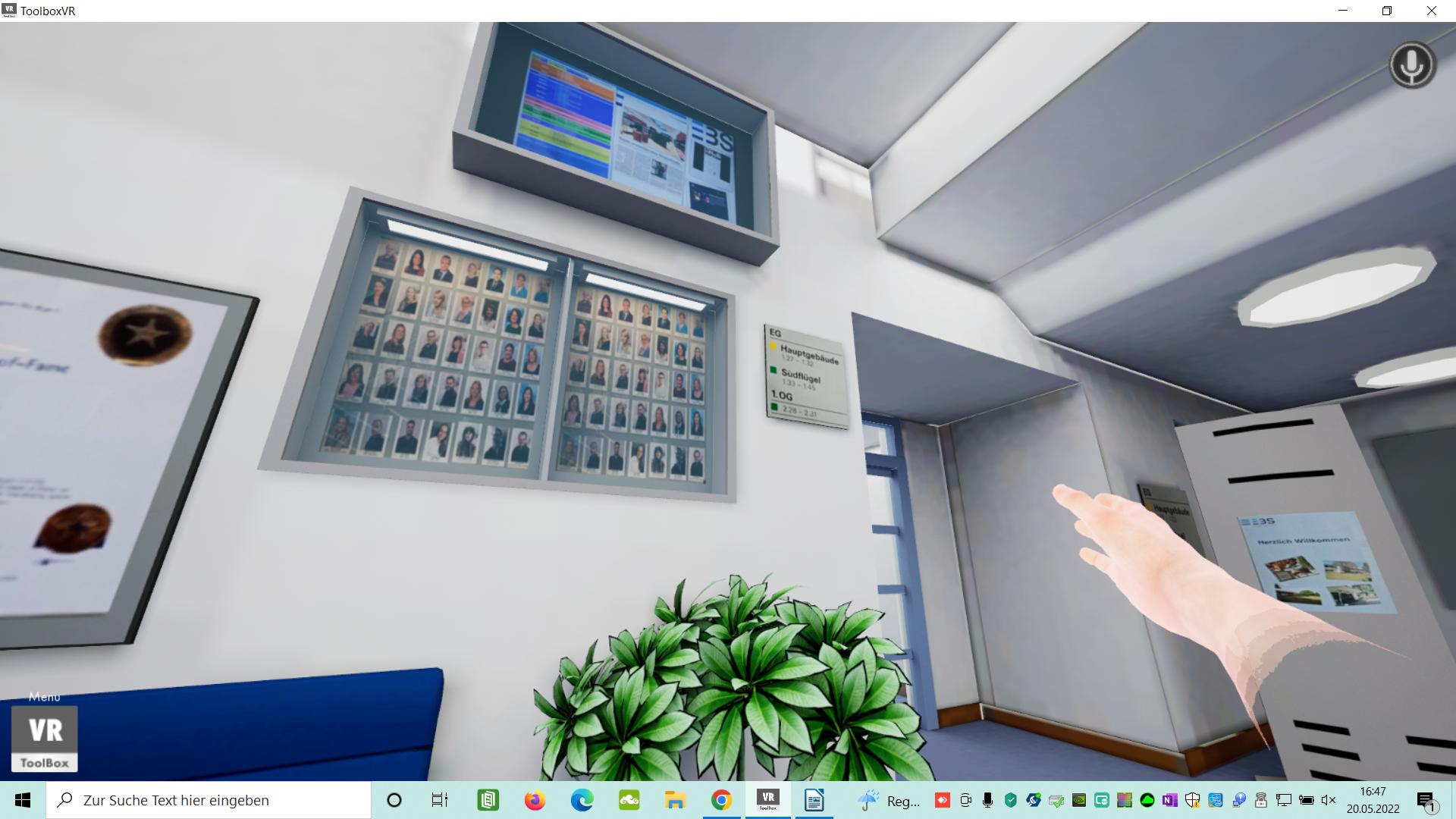 Noch sind die Info-Kästen im virtuellen Foyer der Erich-Bracher-Schule nur Schmuckelemente. Demnächst könnte es auch einen interaktiven Vertretungs- oder Raumplan in VR geben. Foto: © WIS/EBS/Screenshot