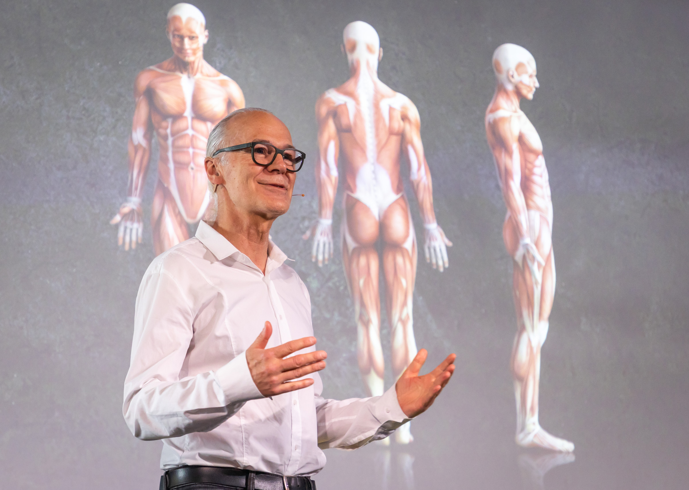 Faszienforscher Robert Schleip erklärte anschaulich die wichtige Funktion des Bindegewebes. Foto: © Hanno Meier