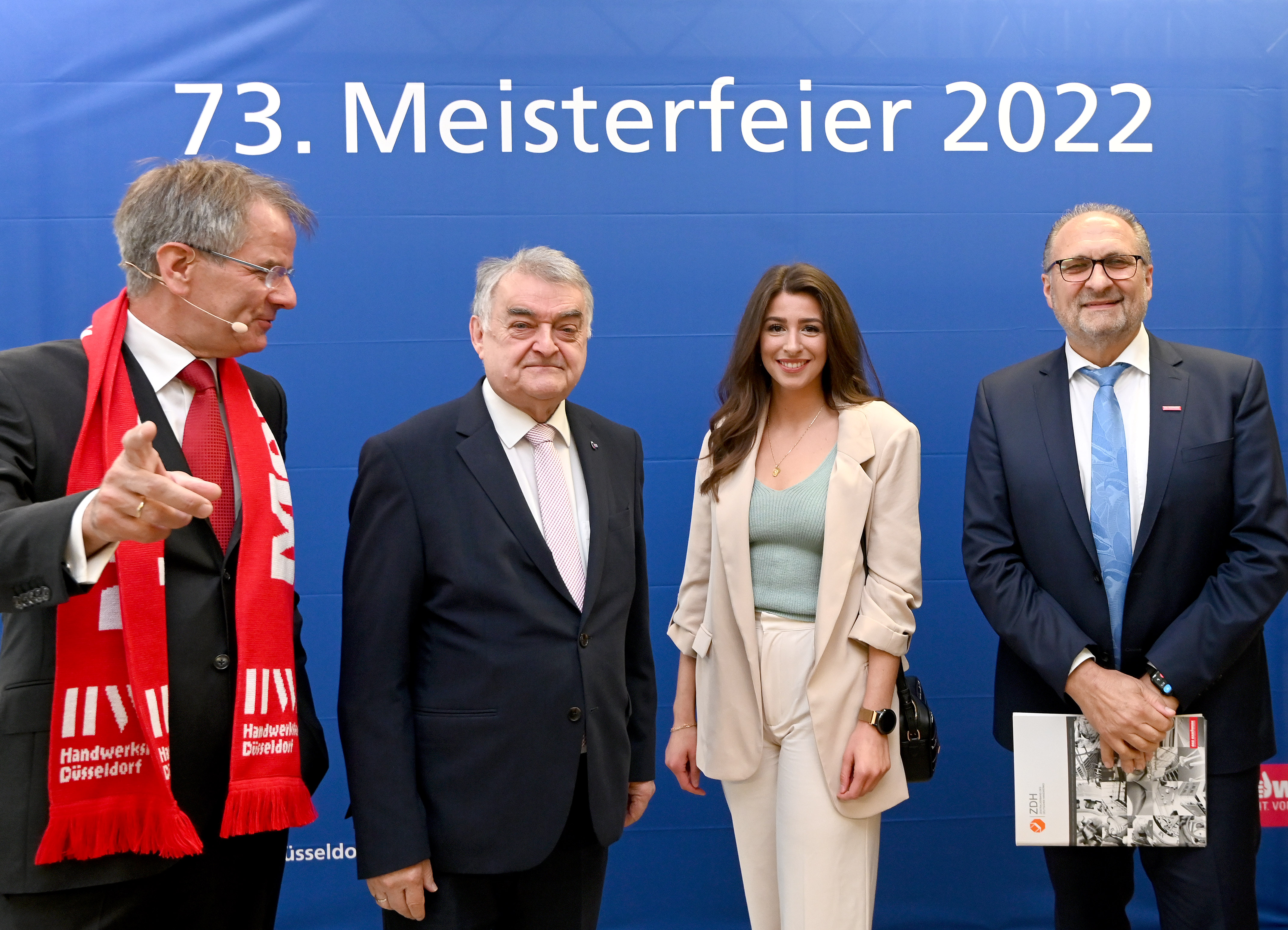Ehrung der 17 besten Nachwuchskräfte, hier Friseurmeisterin Isabella Domingues-Jung mit Andreas Ehlert (Präsident der Hwk Köln, v.l.), Herbert Reul (NRW-Innenminister) und Hans Peter Wollseifer (ZDH-Präsident). Foto: © Wilfried Meyer
