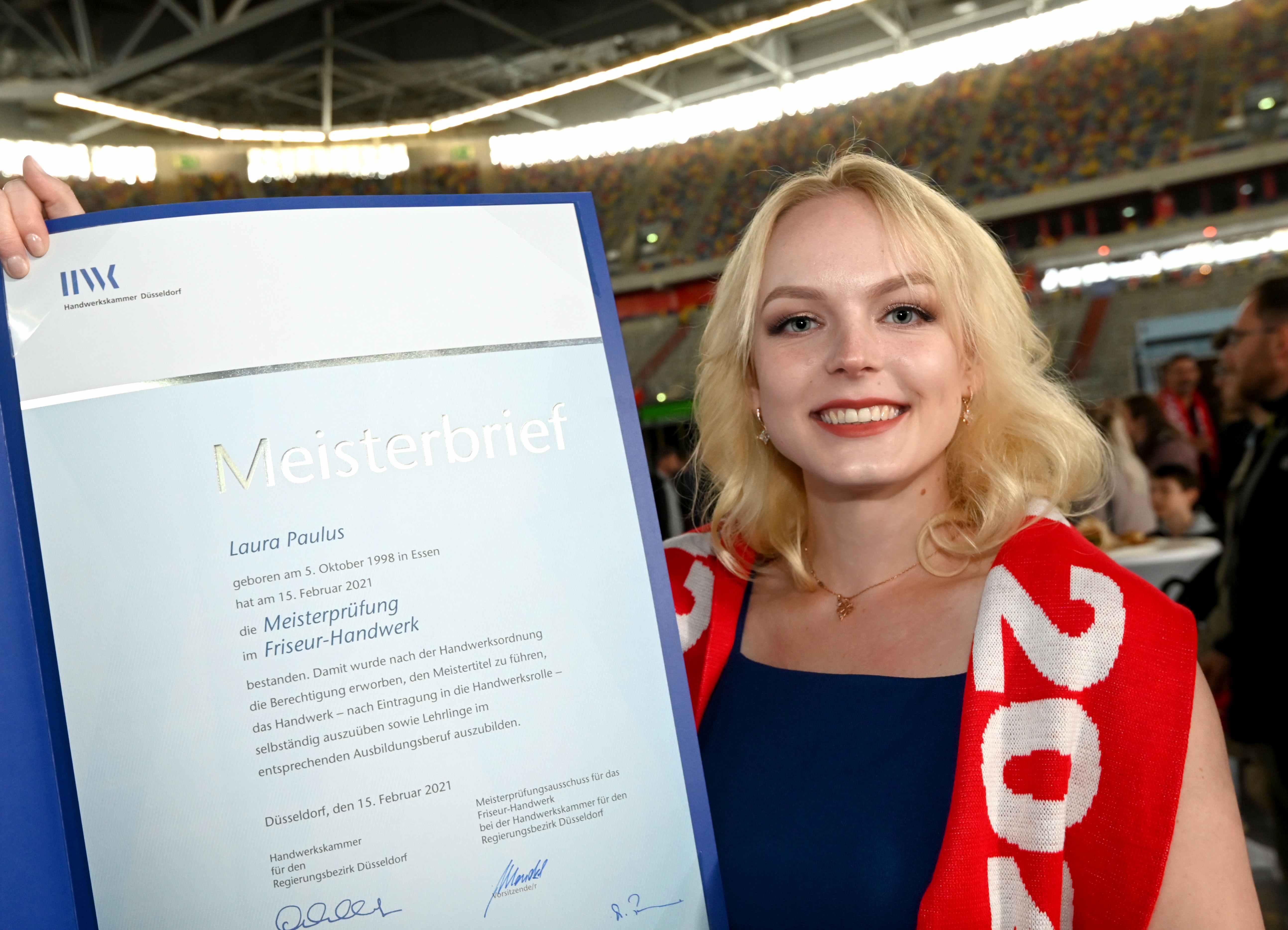 Freut sich über die bestandene (Friseur-)Meisterprüfung: Laura Paulus Foto: © Wilfried Meyer
