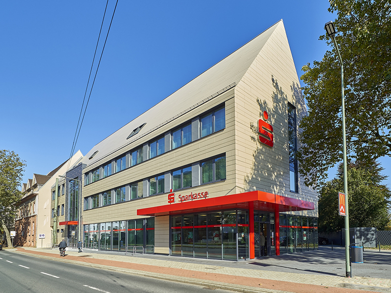 Von der Größe über die Oberfläche bis hin zur Farbe: Fassadenkeramik von Tonality – hier im Einsatz bei der Sparkasse Duisburg – wird in der Regel individuell gefertigt. Foto: © Tonality