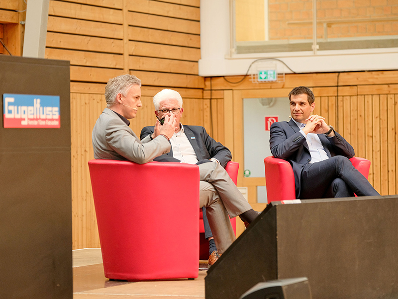 Diskutierten auf dem Podium, von links: Alexander Scholle, Vertriebsleiter Inland beim Systemgeber Veka, Anton Gugelfuss und Klaus Eder, Geschäftsführer der Stadtwerke Ulm. Foto: © Gugelfuss GmbH