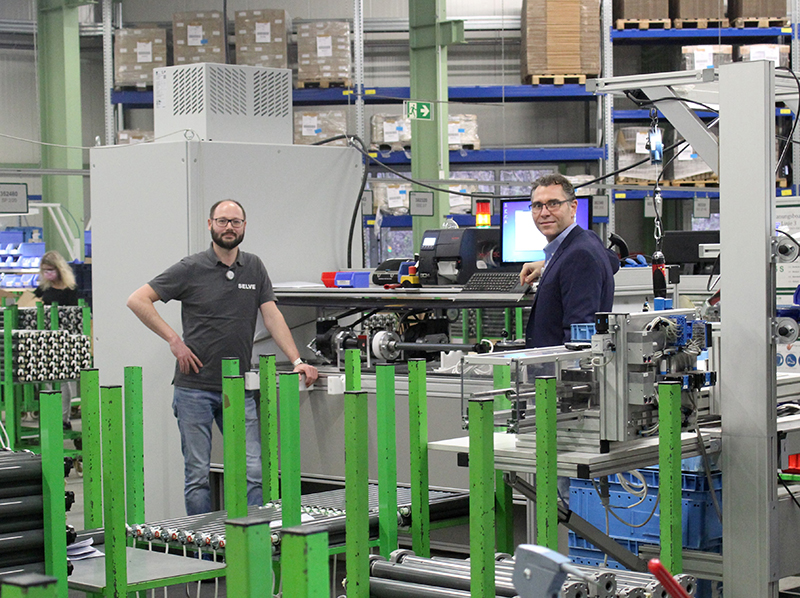 Projektleiter Marc Solzbacher (r.) und Björn Langer (Leiter Motorfertigung) setzten mit einem interdisziplinären Projektteam großflächige Veränderungen und einen prozessoptimierten Fertigungsablauf um. Foto: © Selve