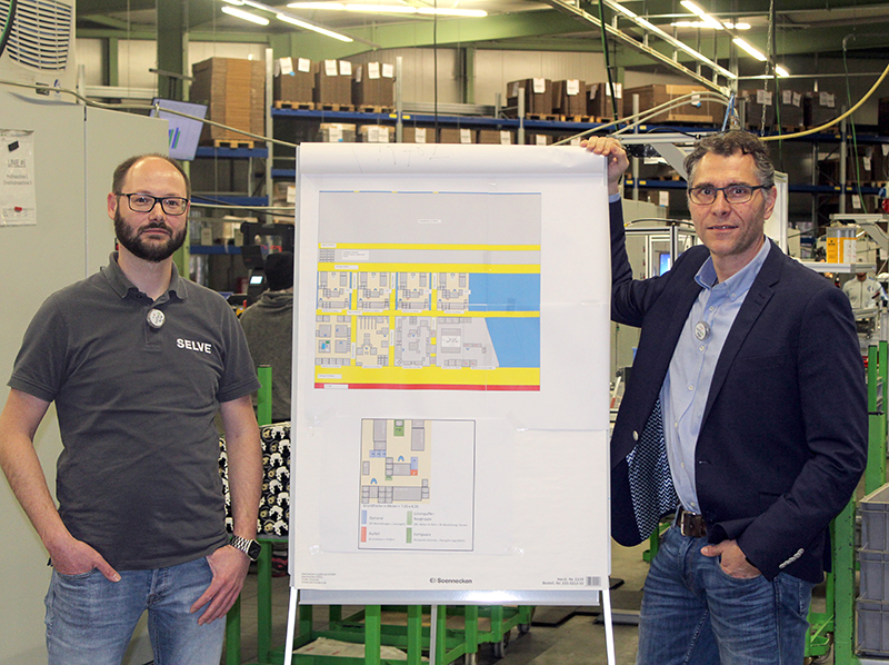 Marc Solzbacher (r.) und Björn Langer konzipierten mit etlichen Projektbeteiligten ein vollständig überarbeitetes Hallenlayout – und ordneten dafür den nochmals aufgestockten Maschinenpark neu an. Foto: © Selve