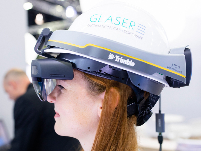 Digitale Lösungen, wie hier ein Mixed Reality-Bauhelm, verändern die Arbeit auf der Baustelle. Foto: © Messe München GmbH