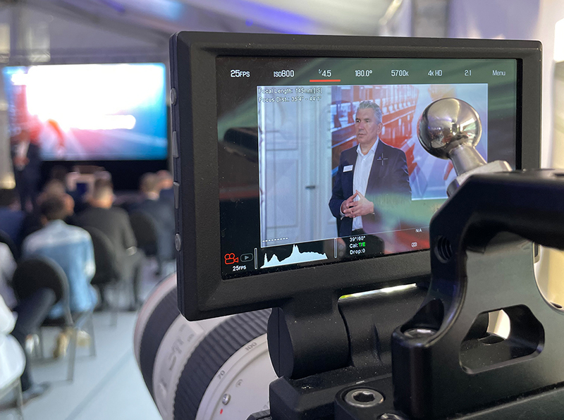 Erstmals wurde das Internationale Zukunftsforum im Hybriden Format durchgeführt. Mehr als 700 Teilnehmer:innen waren entweder per Online-Stream oder in den Eventzelten am Gealan-Hauptstandort Oberkotzau live dabei. Foto: © Gealan