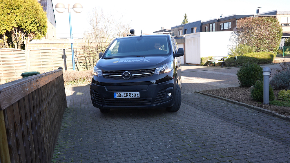 Vorfahrt beim Kunden: Techniker Fabian Gdanietz will die installierte Photovoltaik-Anlage prüfen . Foto: © Verlagsanstalt Handwerk