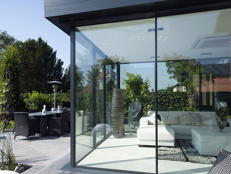 Gefragt sind große Fenster, die viel Tageslicht hineinlassen und zugleich die Sonnenwärme im Frühling, Herbst und Winter nutzen. Foto: © VFF / Uniglas