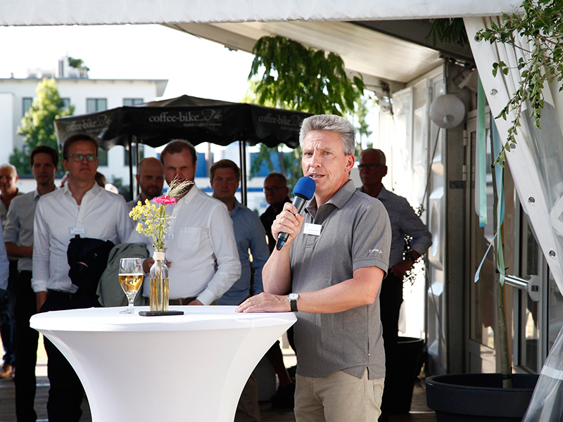 In seiner Ansprache betonte der Veka Vorstandsvorsitzende Andreas Hartleif, wie wichtig und unersetzbar der direkte Austausch mit den Partnern sei. Foto: © Veka