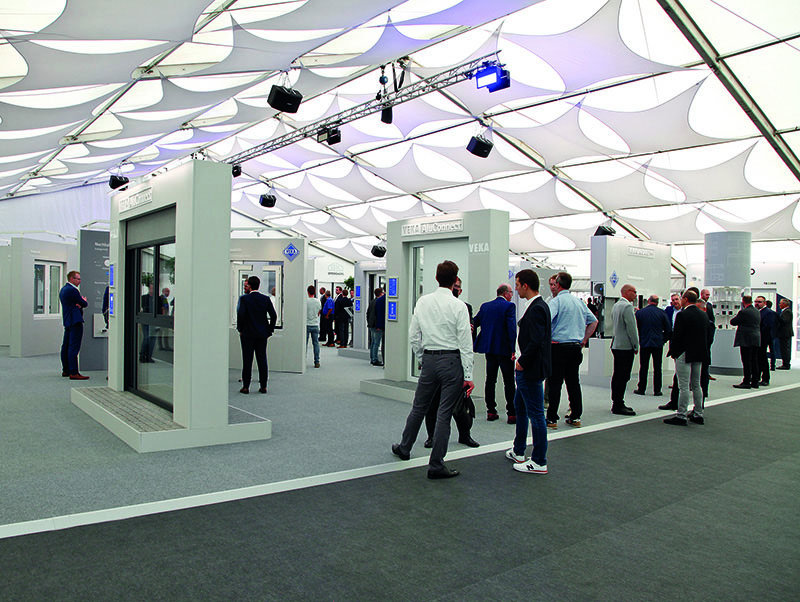 Großes Interesse: In dem 400 Quadratmeter großen Messebereich nahmen die Fensterhersteller die jüngsten Innovationen von Veka in Augenschein. Foto: © Veka