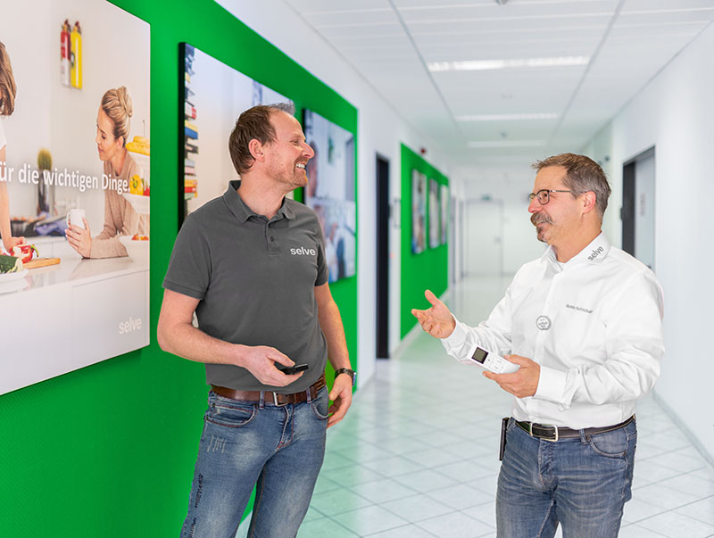 Über aktuelle Support-Themen tauschen sich Torsten Puschner und Guido Schildbach (r.) regelmäßig aus, für beide stehen Kundenorientierung und -zufriedenheit an erster Stelle. Foto: © Selve