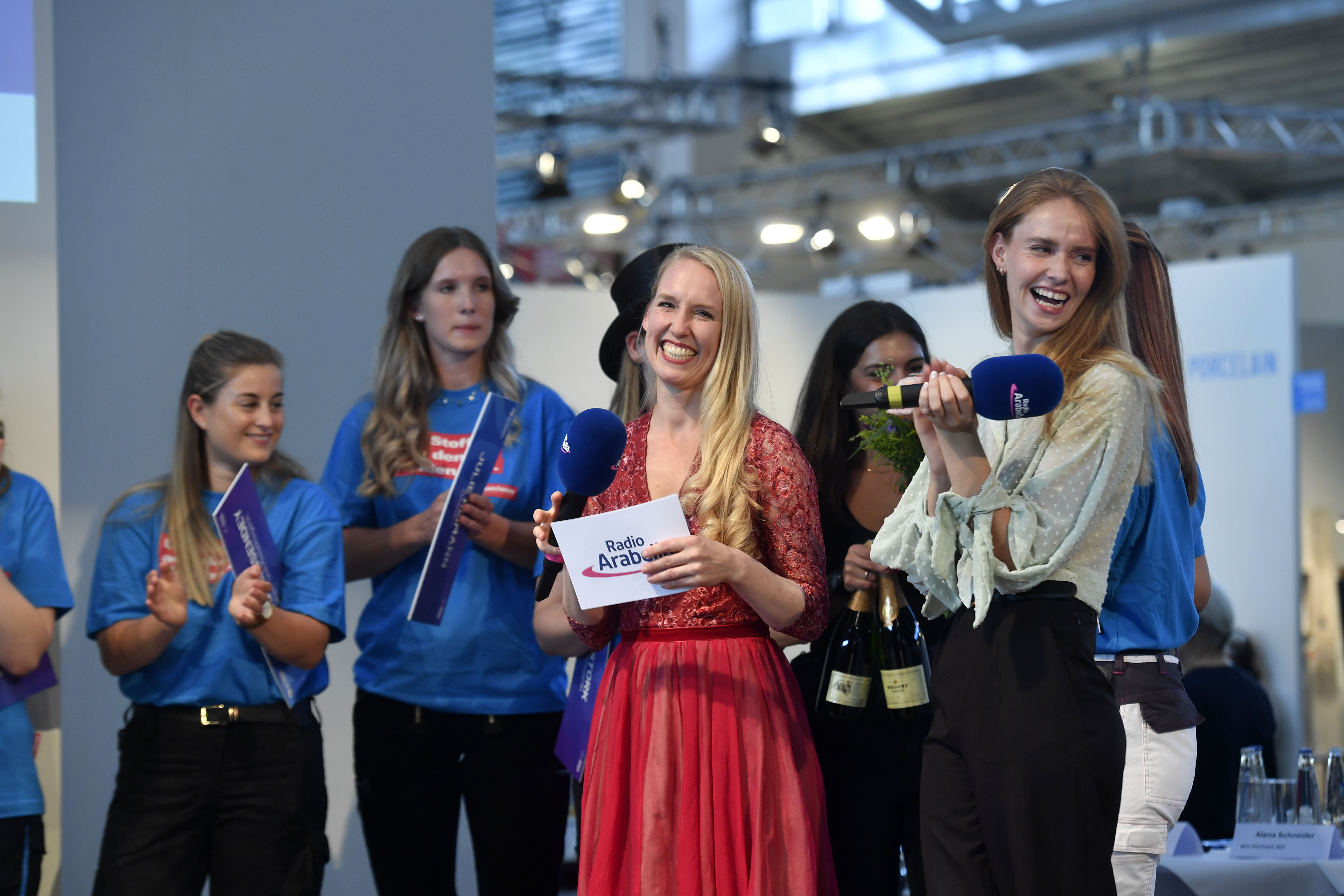 Steffi Schaller, Moderatorin bei Radio Arabella, und Sandra Hunke, SHK-Anlagenmechanikerin und Model, führten charmant durch die Wahl. Foto: © Marcus Schlaf / GHM